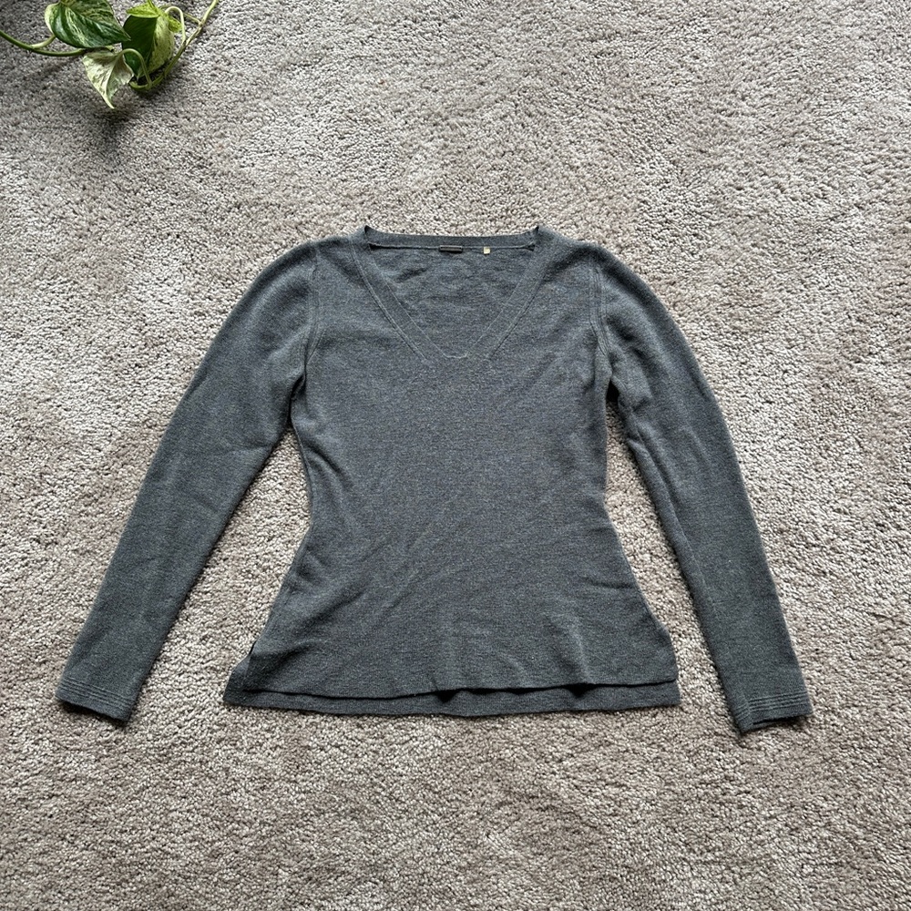 Elie Tahari light sweater